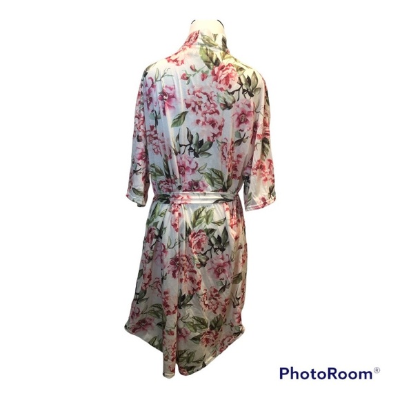 show me your MuMu Brie Robe Garden Of Blooms Floral Print Short One Size - Picture 4 of 8